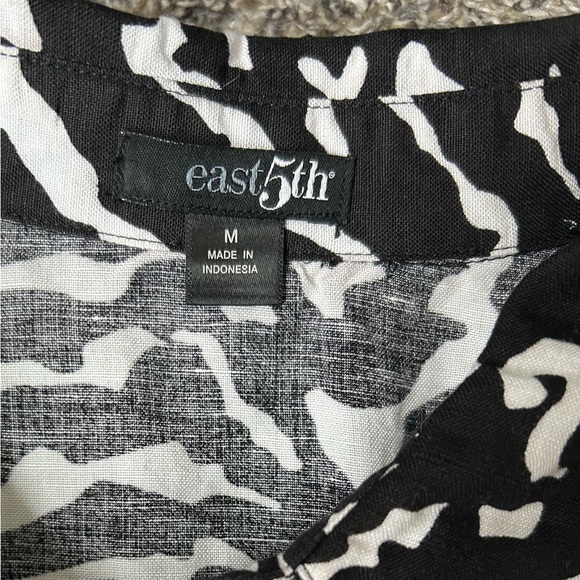 5/$25 East 5th linen blend black and white animal like print blouse size medium - Picture 10 of 11